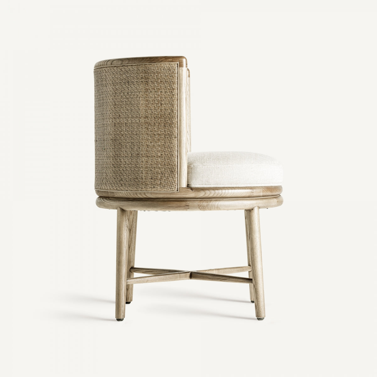 Vista lateral de la silla con respaldo semicircular, combinación de madera natural y panel trenzado.