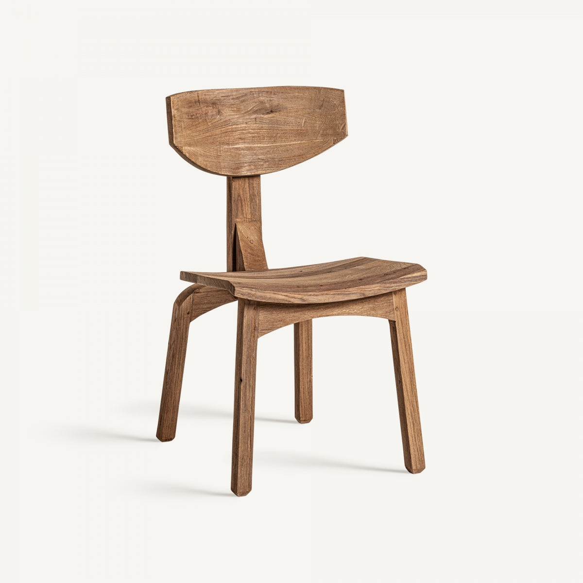 Silla de madera maciza vista frontal, diseño robusto y líneas rectas, estilo nórdico