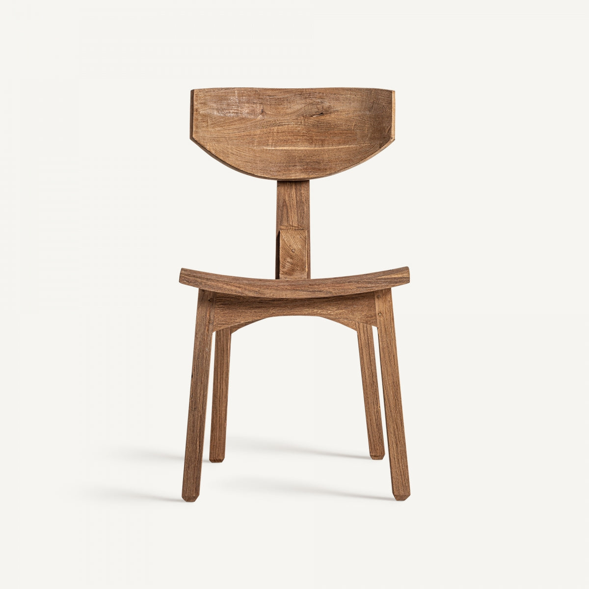 Vista frontal de silla de madera maciza con respaldo curvo, estilo escandinavo contemporáneo