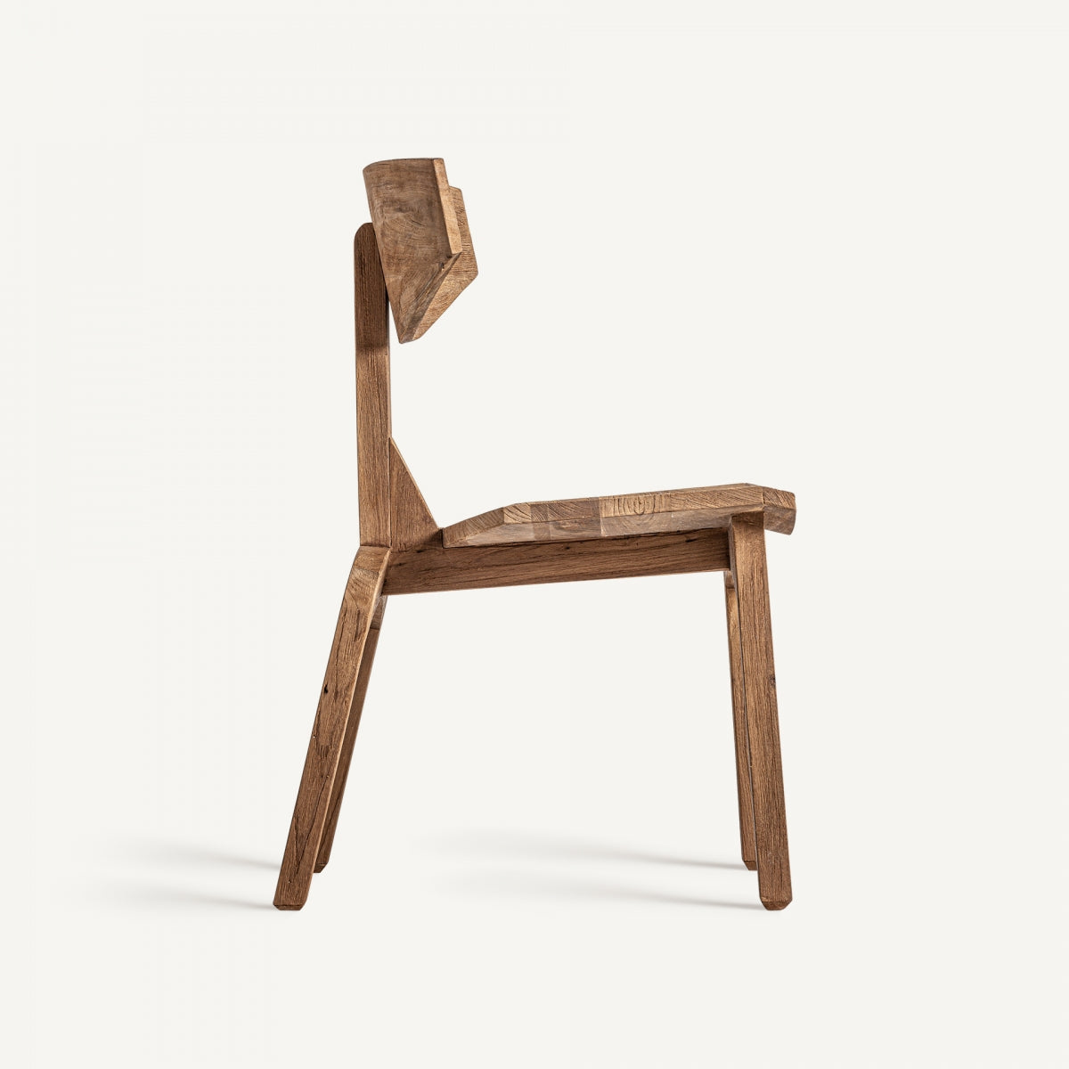 Vista lateral de silla de madera natural con formas geométricas marcadas