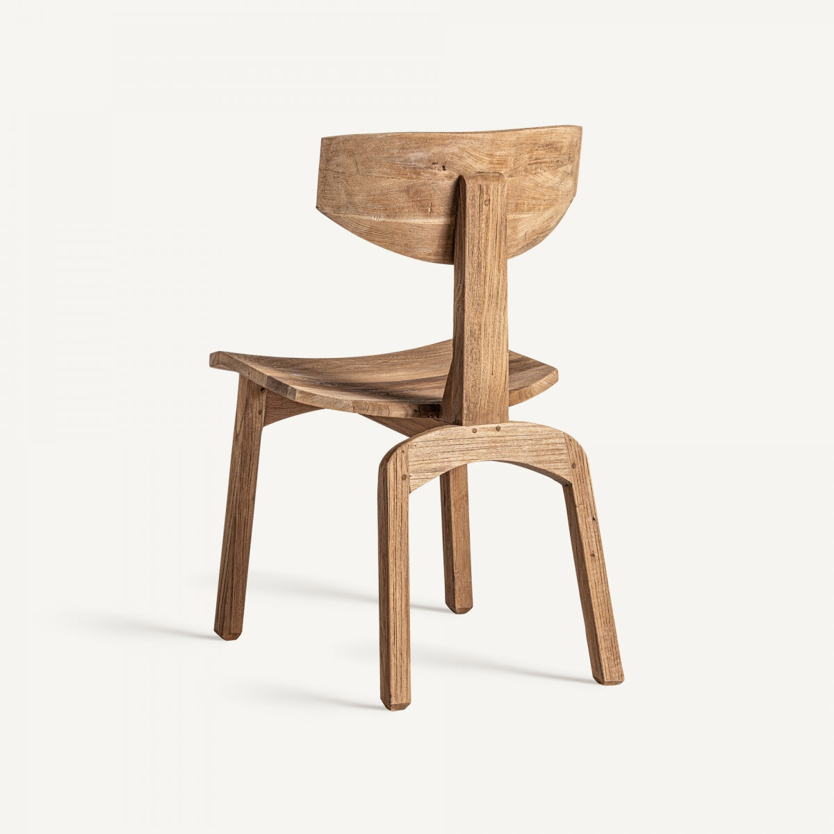 Vista trasera de silla de madera maciza con respaldo envolvente, estilo minimalista rústico