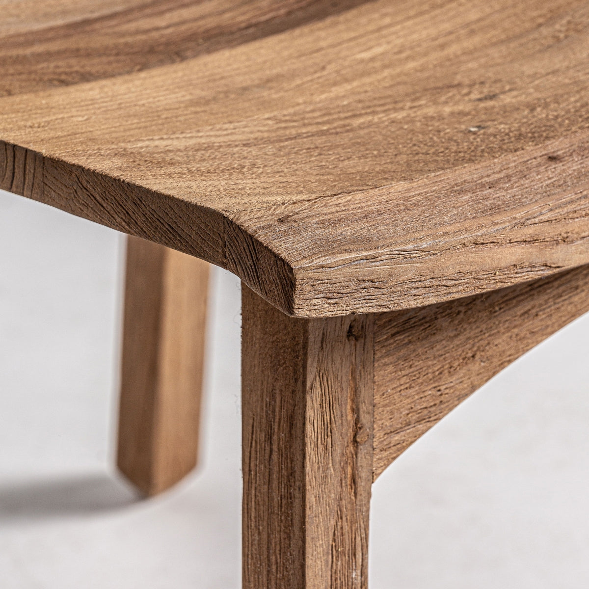 Detalle del biselado del asiento de madera natural con acabado rugoso artesanal