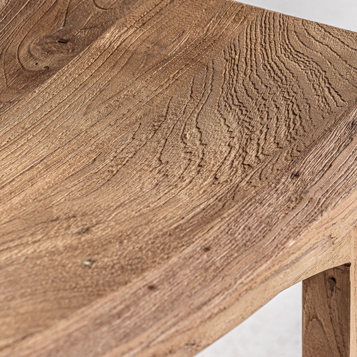Primer plano de la veta natural en asiento de madera maciza, textura orgánica visible
