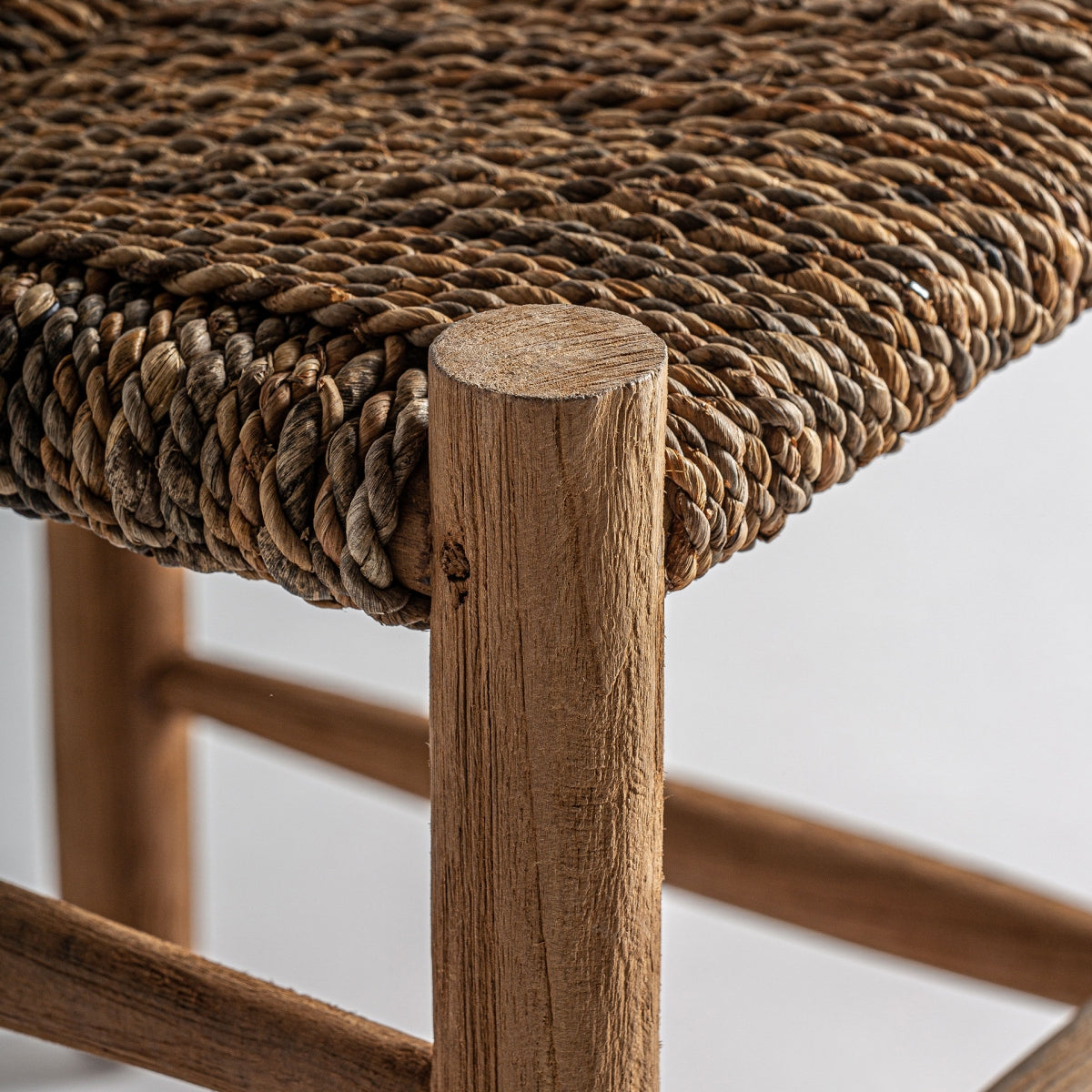 Detalle de la pata y estructura de la silla Manhula en madera natural, estilo rústico tradicional