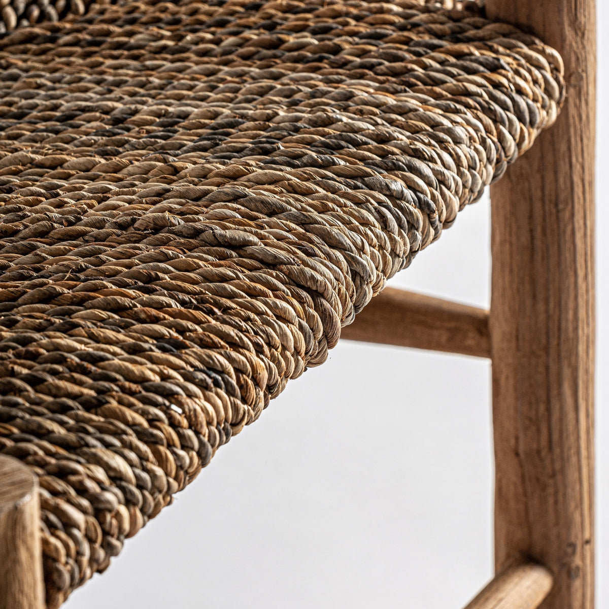 Detalle del asiento trenzado en cuerda natural de la silla Manhula, diseño artesanal y textura natural