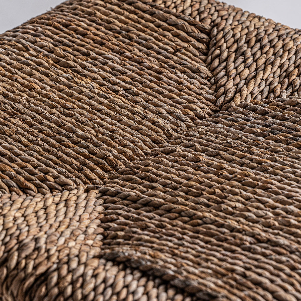 Detalle del asiento con trenzado en forma geométrica de cuerda vegetal, silla Manhula