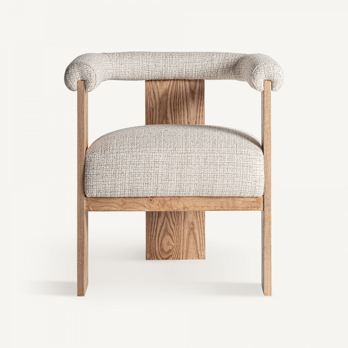 Silla tapizada bouclé beige con estructura de madera natural vista frontal centrada