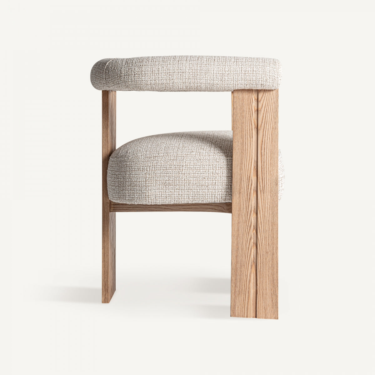 Silla tapizada en bouclé beige con estructura lateral en madera clara