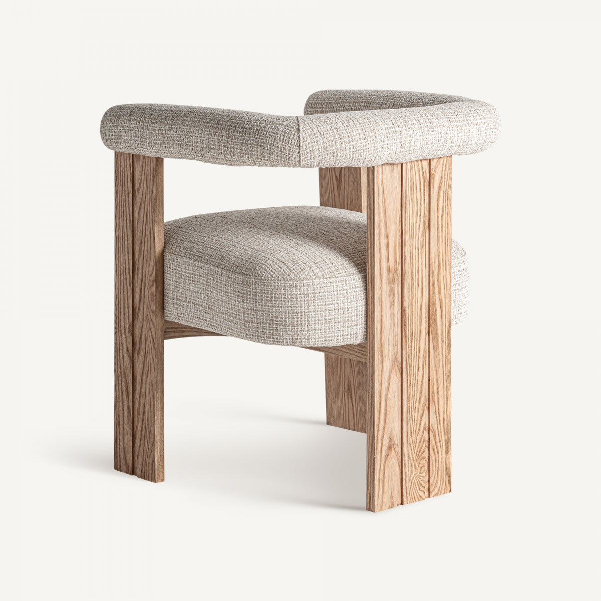 Vista trasera de silla tapizada en bouclé beige con respaldo curvo envolvente