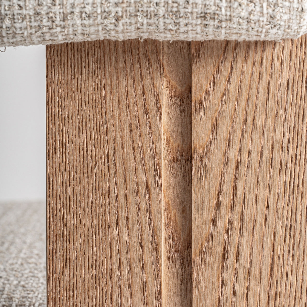 Pata de madera natural con veta marcada en silla de diseño contemporáneo