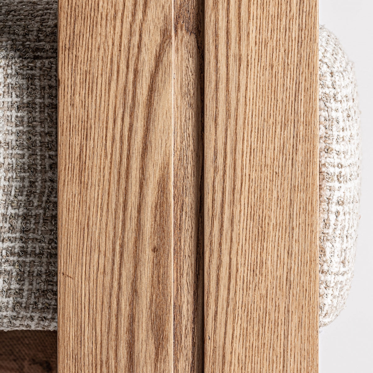 Veta natural de la madera en pata de silla decorativa con estructura arquitectónica