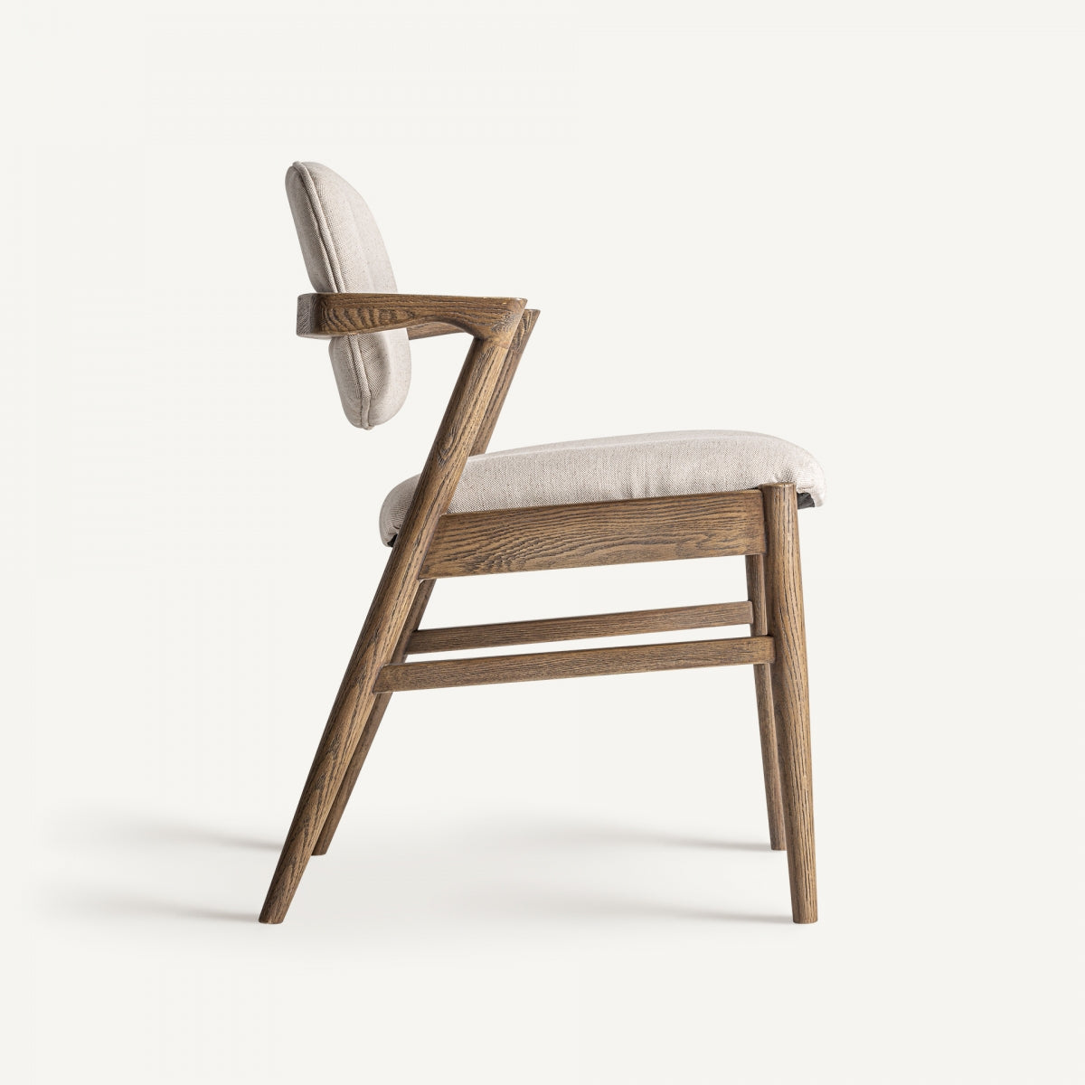 Silla vista lateral con brazos inclinados en madera y respaldo tapizado ergonómico.