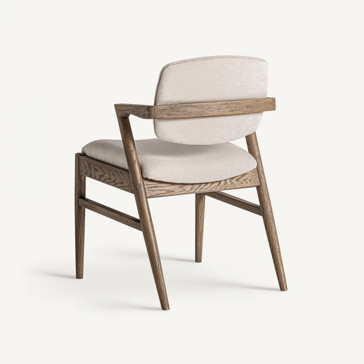 Vista trasera de la silla con respaldo curvo en madera y estructura ligera natural.