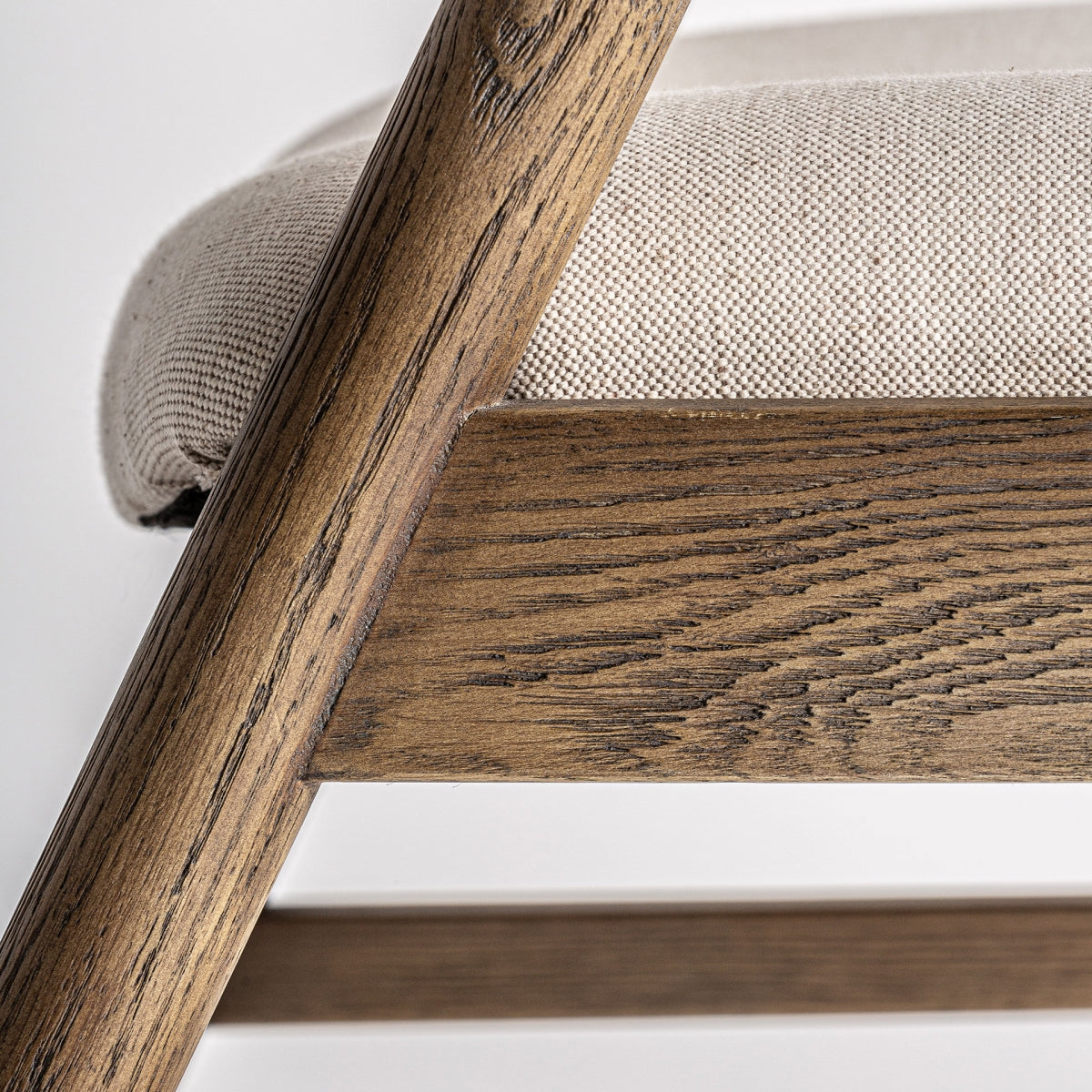 Pata trasera inclinada de madera con acabado natural y líneas estilizadas.