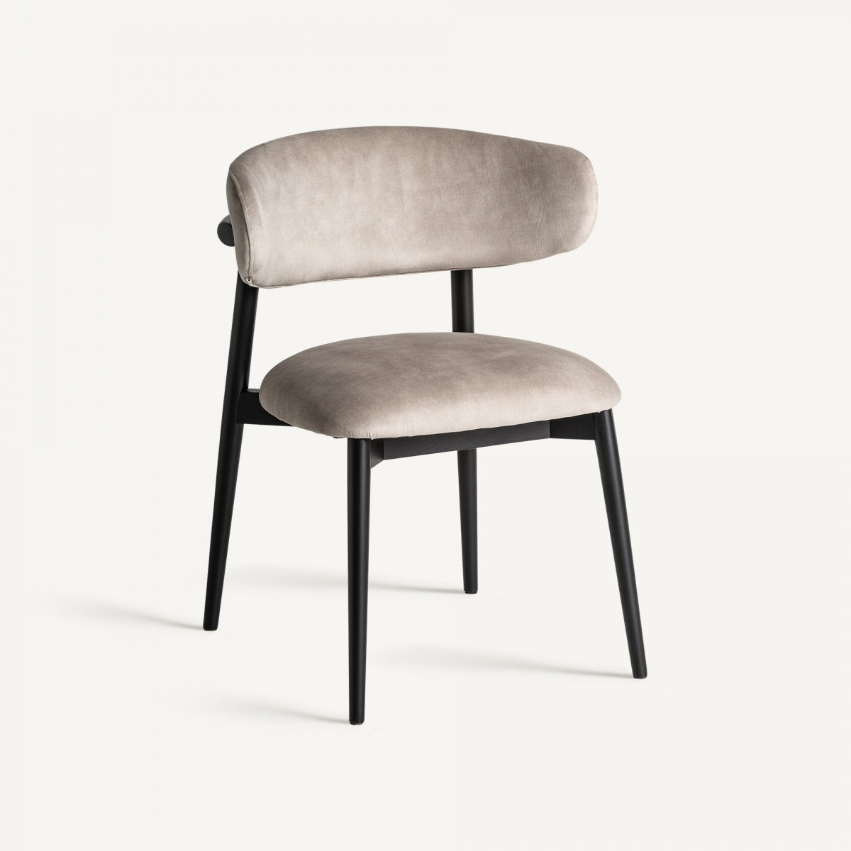Silla tapizada en terciopelo beige con patas negras, vista frontal, estilo moderno boutique interiorismo Vical