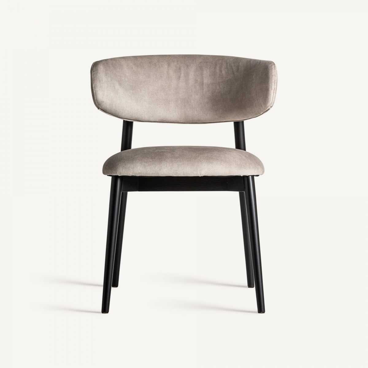 Silla de comedor moderna, vista frontal, patas negras y tapizado beige suave, ideal para interiores elegantes