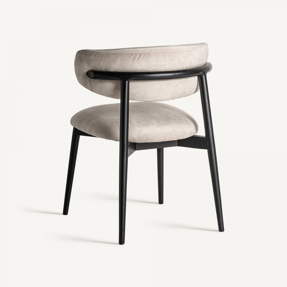 Vista trasera de silla moderna con respaldo curvo y estructura negra, estilo sofisticado