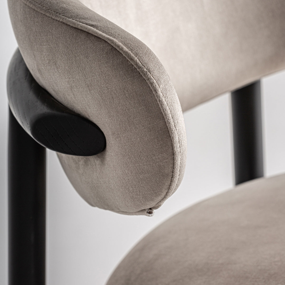 Detalle del respaldo en terciopelo beige, diseño suave y ergonómico, acabado de alta calidad