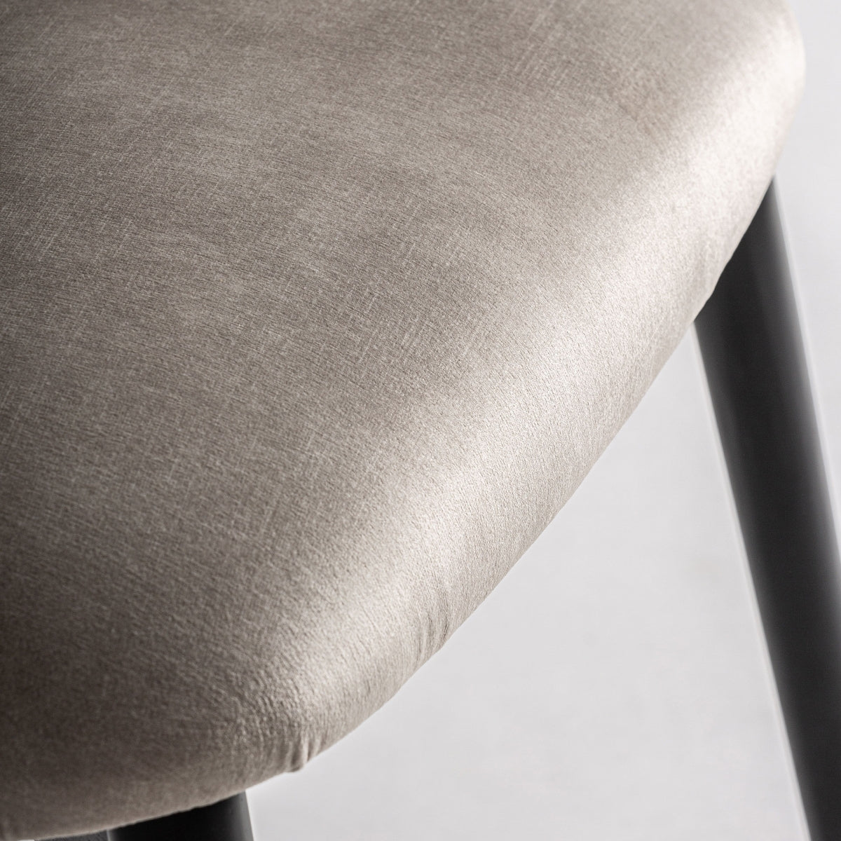 Detalle de las patas negras metálicas, diseño sólido y elegante, estilo contemporáneo