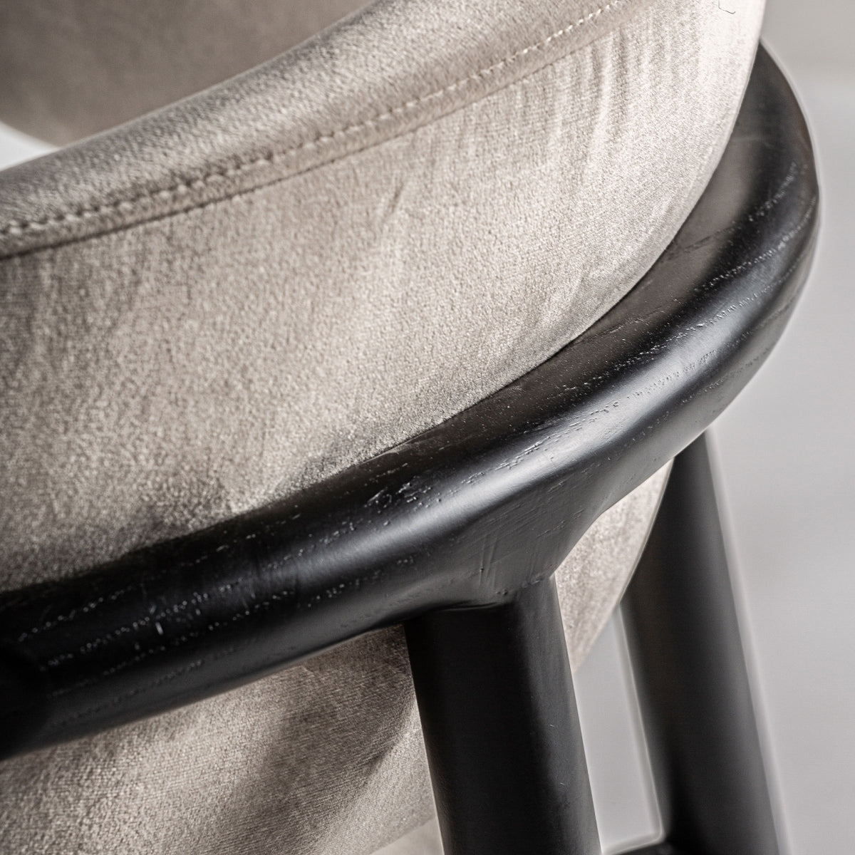 Estructura curva en madera negra, realce del respaldo tapizado, silla moderna con carácter