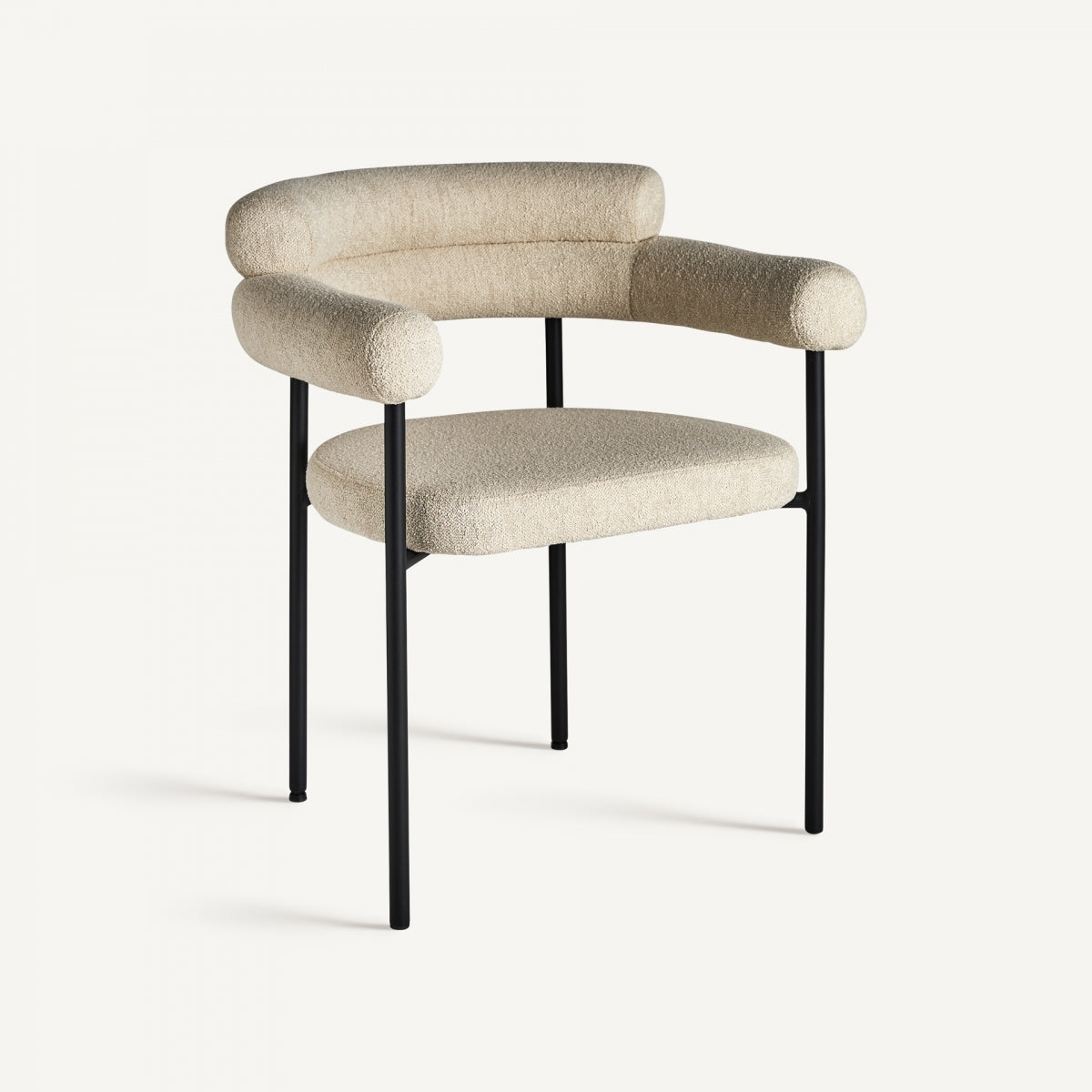 Silla Albula vista en ángulo, tapizada en bouclé blanco roto con estructura negra de acero, estilo art decó elegante