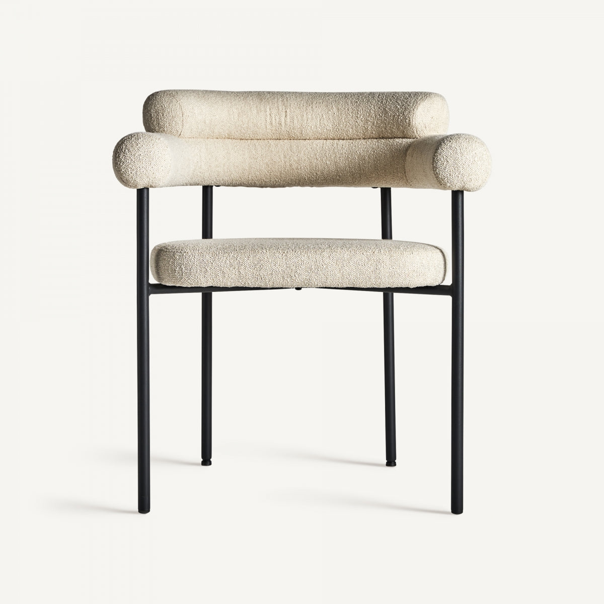 Vista frontal de la Silla Albula, respaldo y brazos cilíndricos en bouclé blanco, diseño art decó minimalista