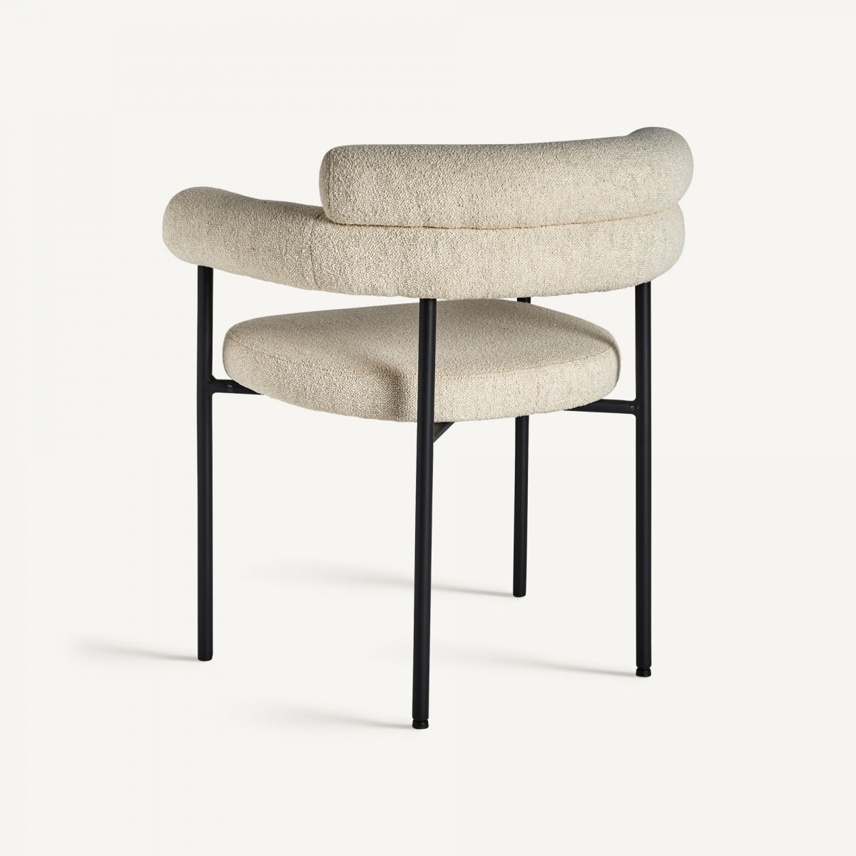 Vista trasera de la Silla Albula, diseño envolvente con respaldo curvo y patas de acero negro, estilo art decó