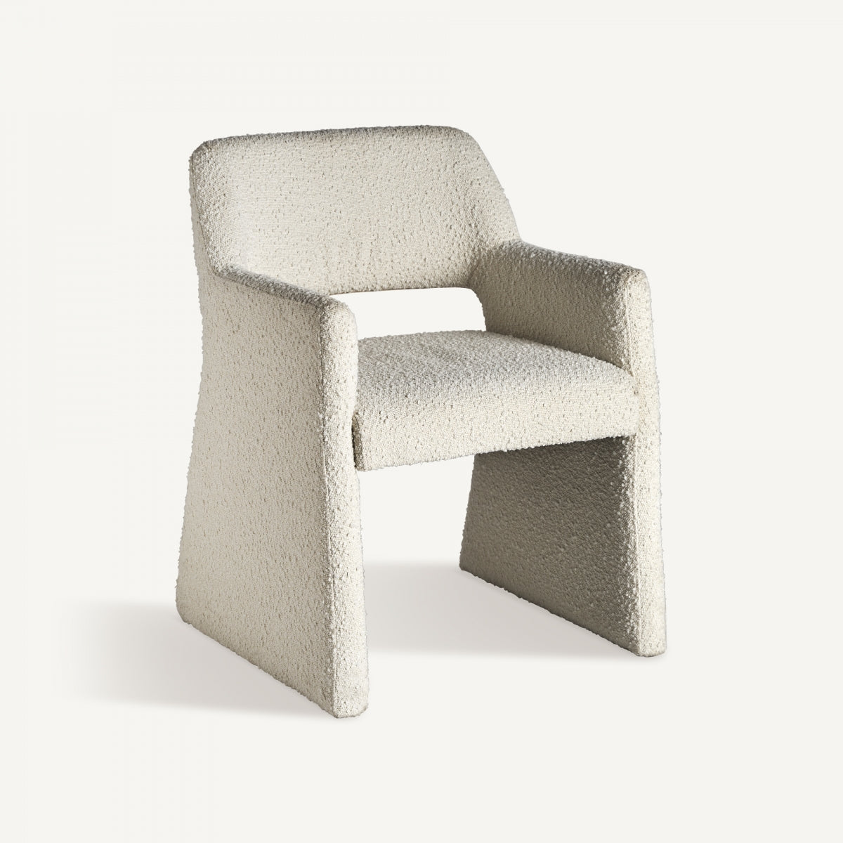 Silla Alvra tapizada en algodón bouclé blanco roto, diseño Art Decó con líneas suaves y elegantes