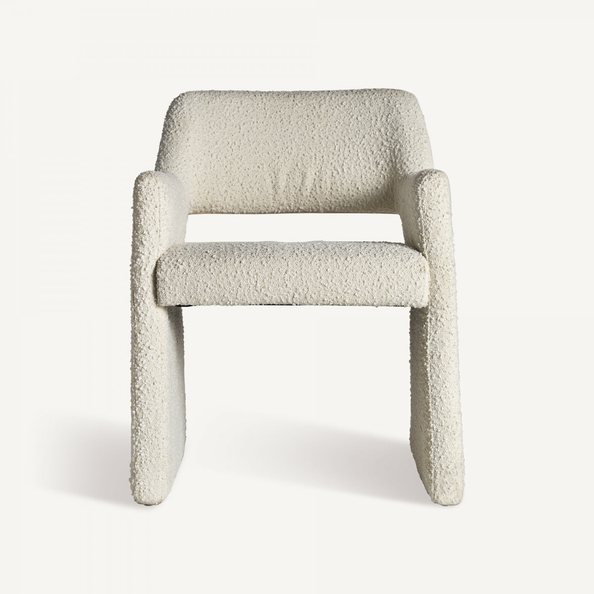 Vista frontal de la Silla Alvra con brazos integrados y tapizado desenfundable en tejido bouclé blanco roto