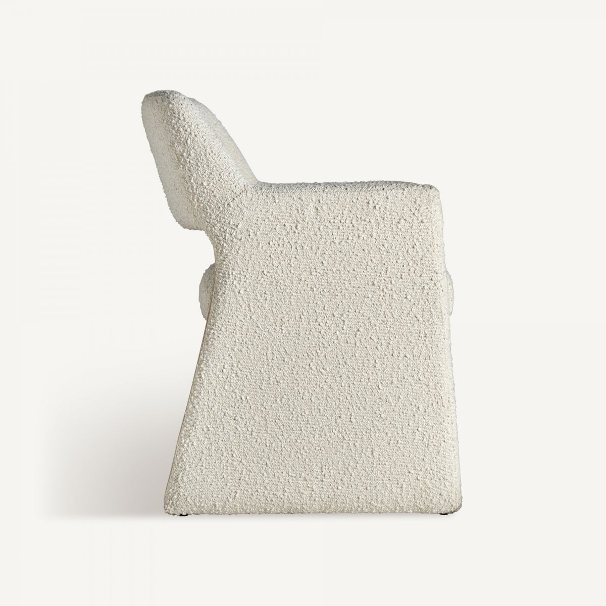 Perfil lateral de la Silla Alvra con estructura envolvente y textura bouclé clara, estilo art decó