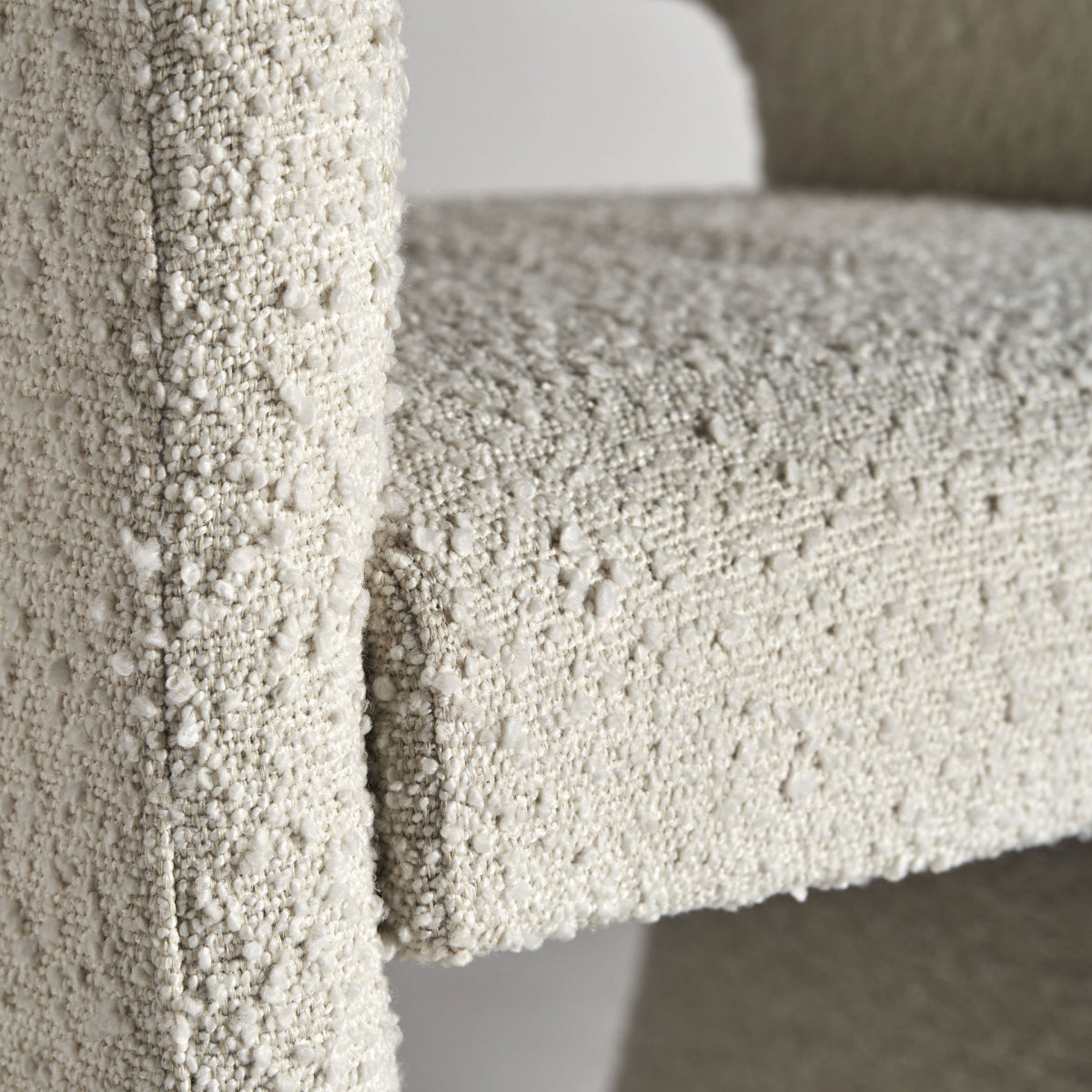 Detalle de la costura lateral de la Silla Alvra con acabado cuidado y tapizado desenfundable en bouclé