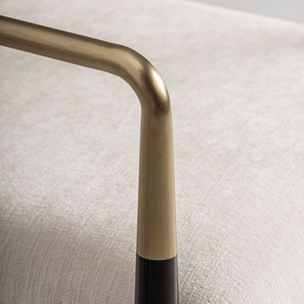 Detalle de estructura metálica en blanco, negro y dorado, diseño sofisticado