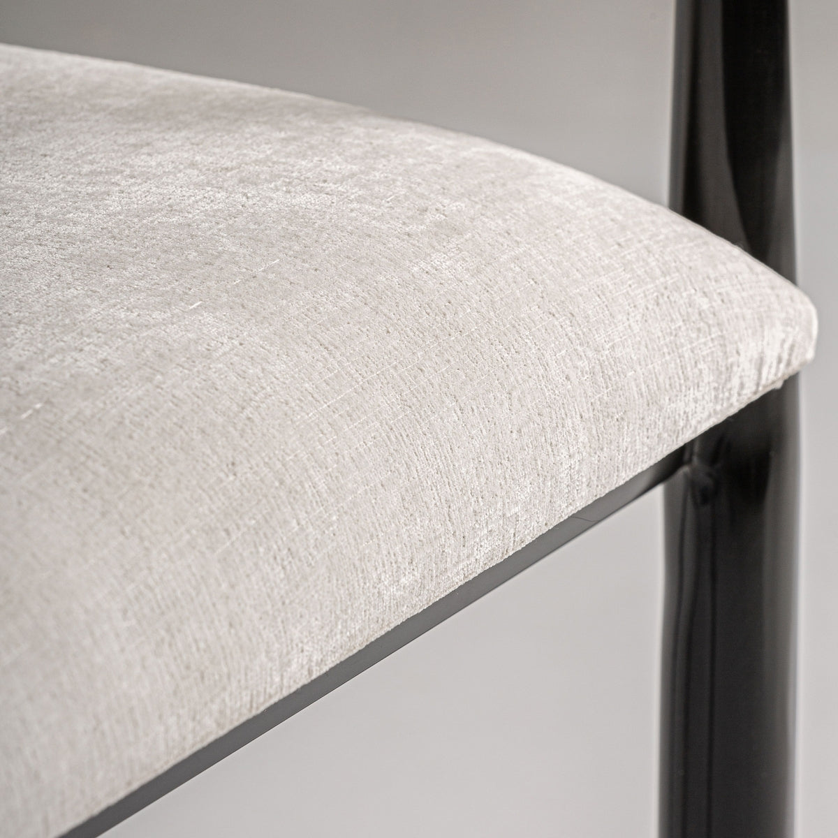 Combinación de colores negro, blanco y oro en silla art déco con carácter