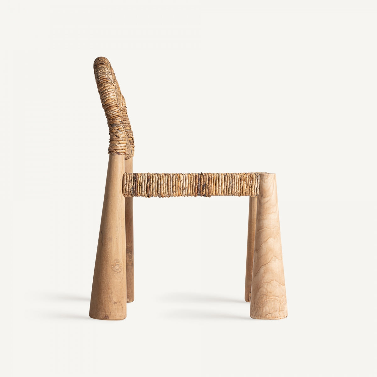 Vista lateral de silla de ratán natural con estructura maciza de madera torneada