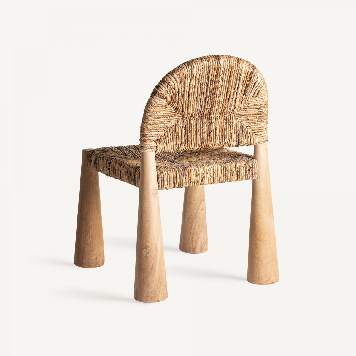 Vista trasera de silla NEKTA en ratán natural con estructura de madera artesanal