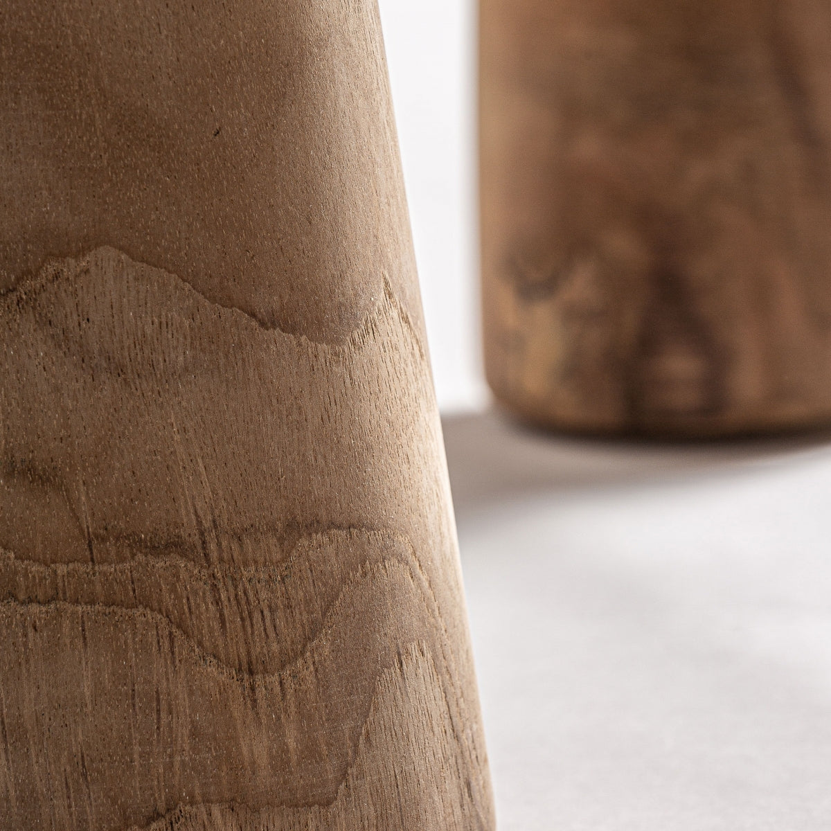 Detalle de pata torneada en madera natural con acabado liso