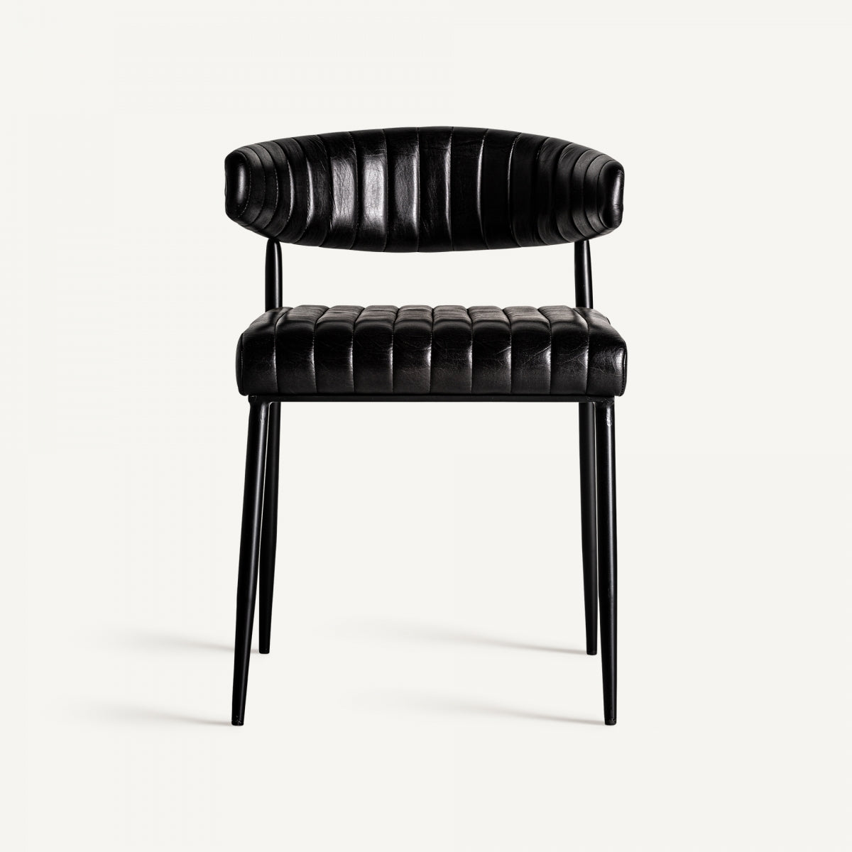 Silla negra con tapizado vertical y estructura metálica negra, vista 2, estilo industrial boutique interiorismo