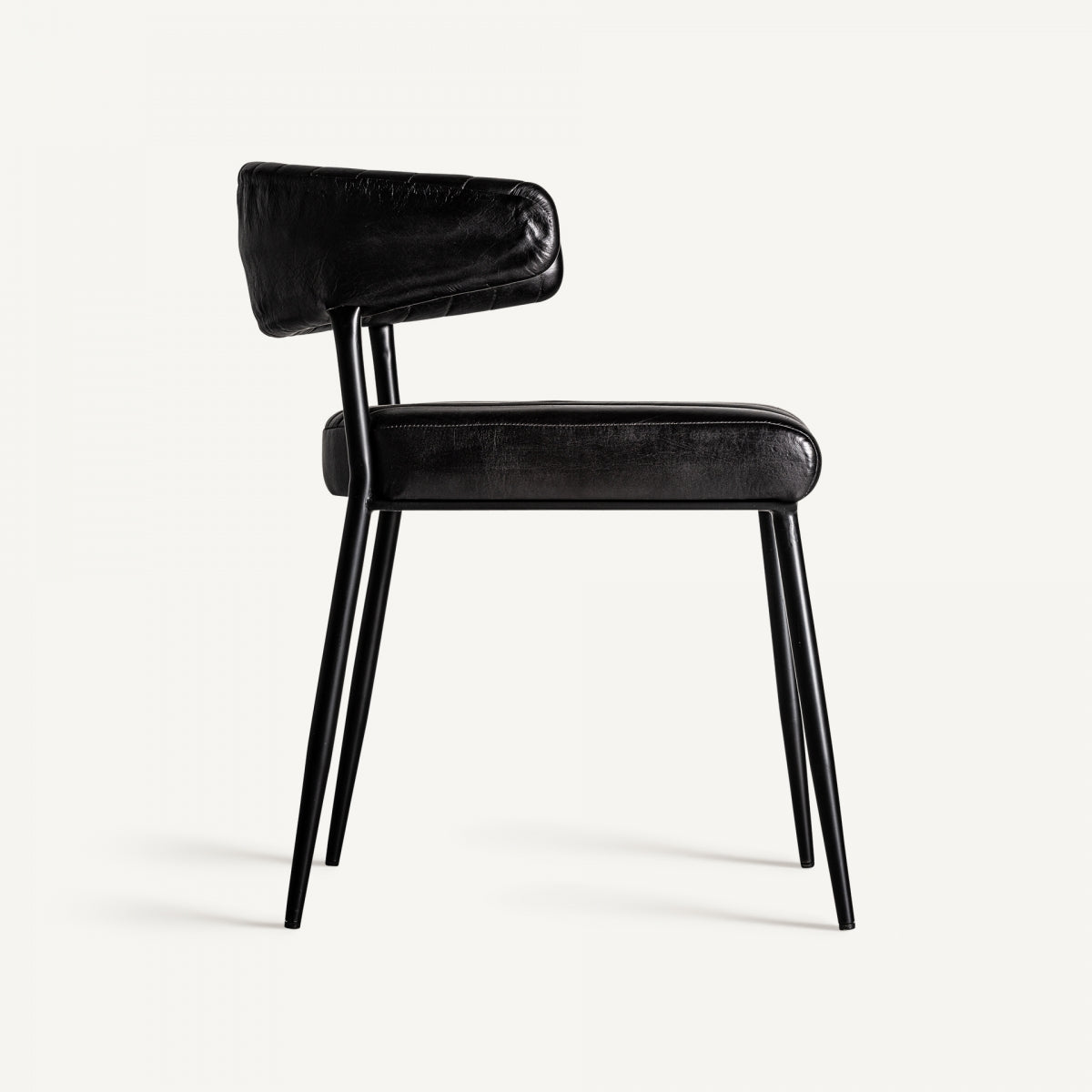 Silla negra con tapizado vertical y estructura metálica negra, vista 3, estilo industrial boutique interiorismo