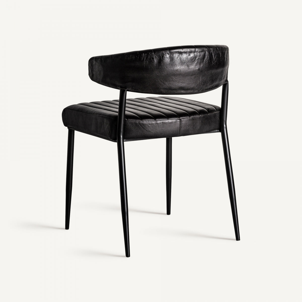 Silla negra con tapizado vertical y estructura metálica negra, vista 4, estilo industrial boutique interiorismo