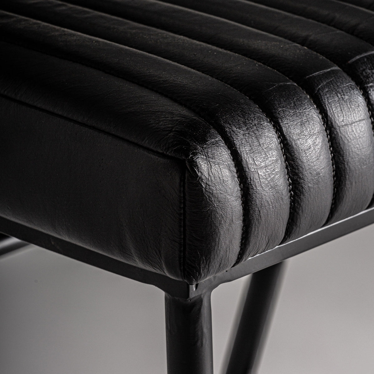 Silla negra con tapizado vertical y estructura metálica negra, vista 5, estilo industrial boutique interiorismo