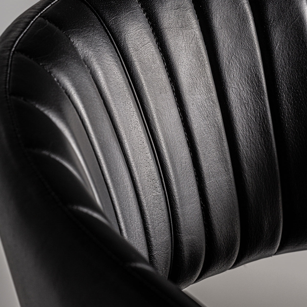 Silla negra con tapizado vertical y estructura metálica negra, vista 7, estilo industrial boutique interiorismo