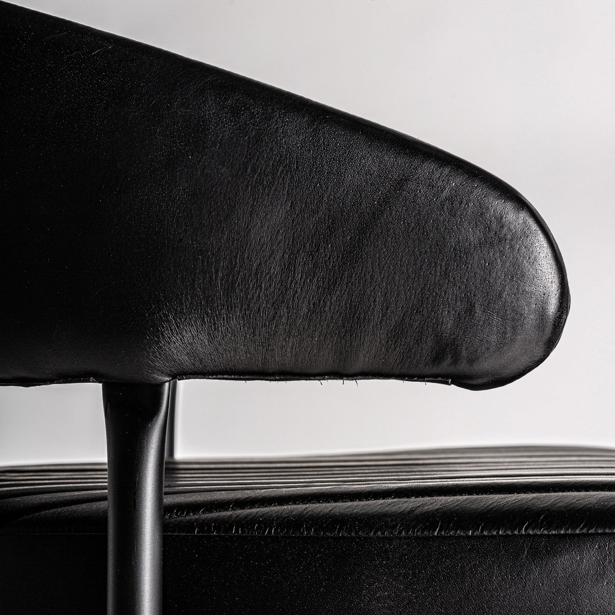 Silla negra con tapizado vertical y estructura metálica negra, vista 8, estilo industrial boutique interiorismo