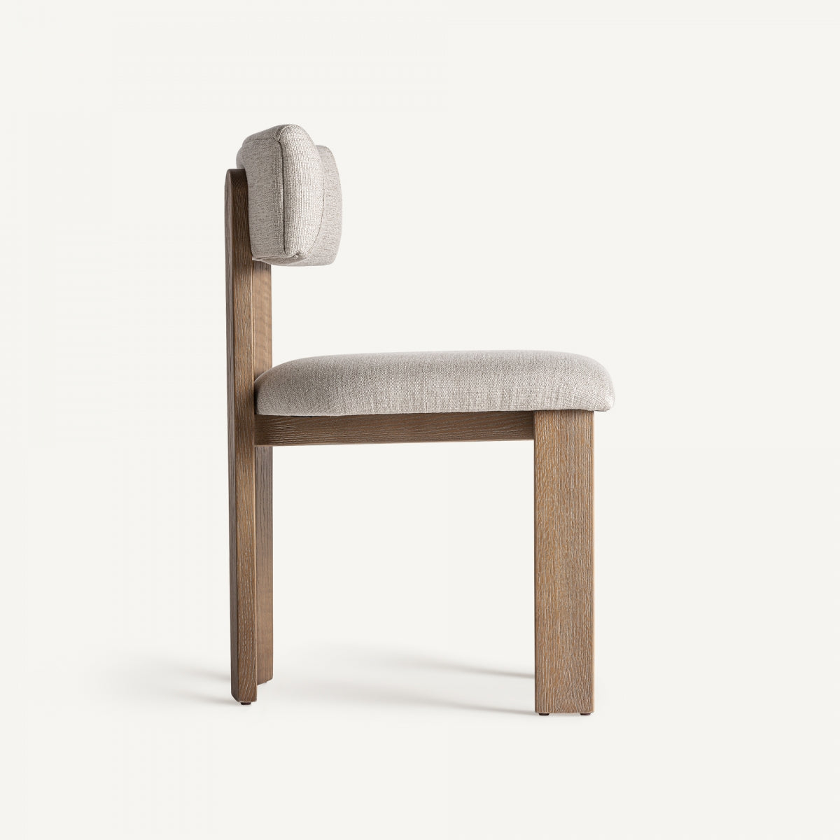Silla tapizada en lino claro con estructura robusta en roble vista lateral