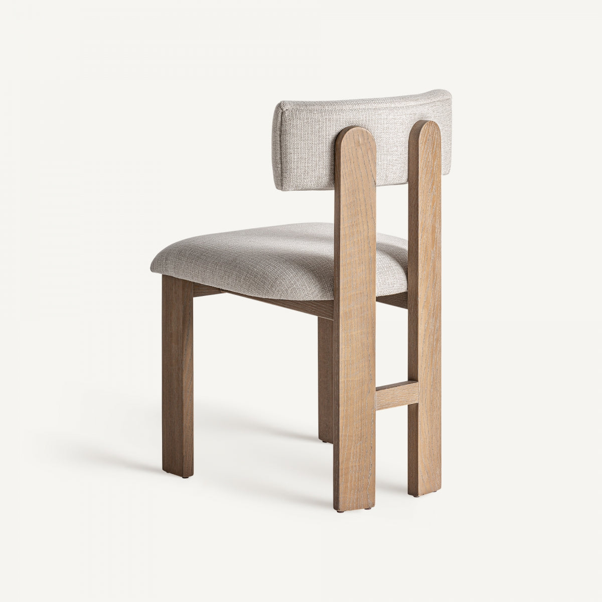 Vista trasera de silla de diseño con respaldo curvo tapizado y patas de madera de roble