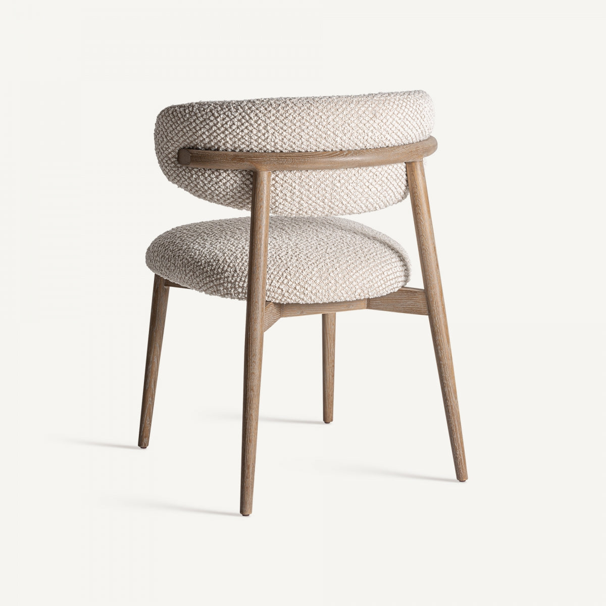 Vista trasera de la silla Glorenza con estructura envolvente en madera natural y respaldo tapizado