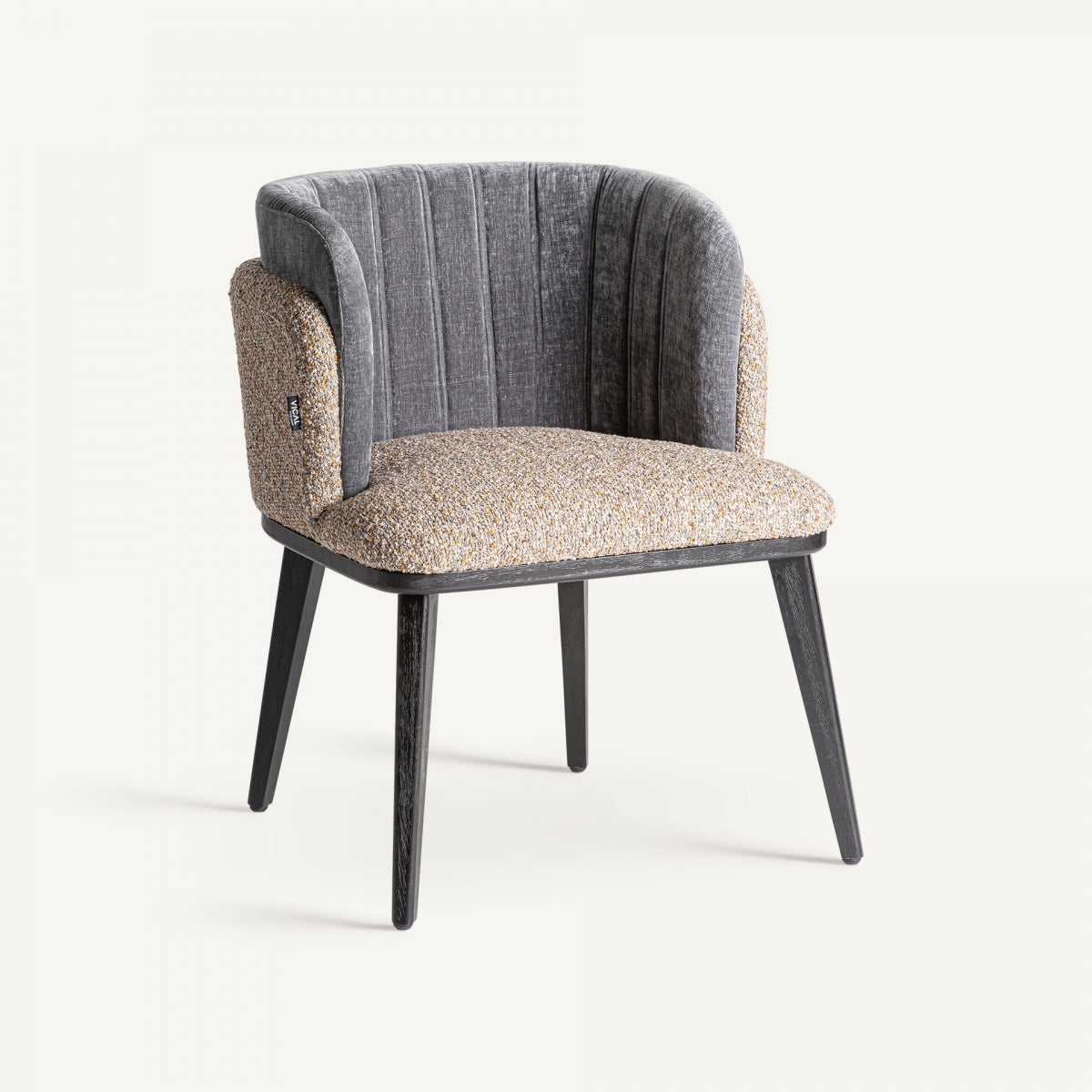 Silla de terciopelo estilo art déco, combinación de texturas en gris y beige, fondo neutro, boutique interiorismo Vical.