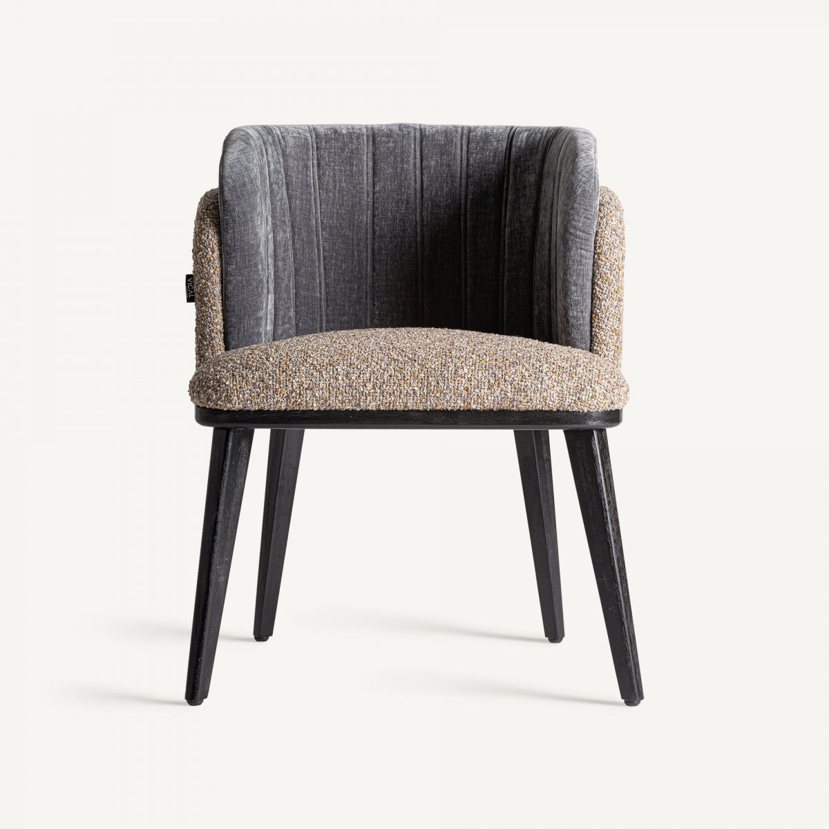 Vista frontal de silla art déco con respaldo acanalado en terciopelo gris y asiento texturizado, ideal para comedores elegantes.