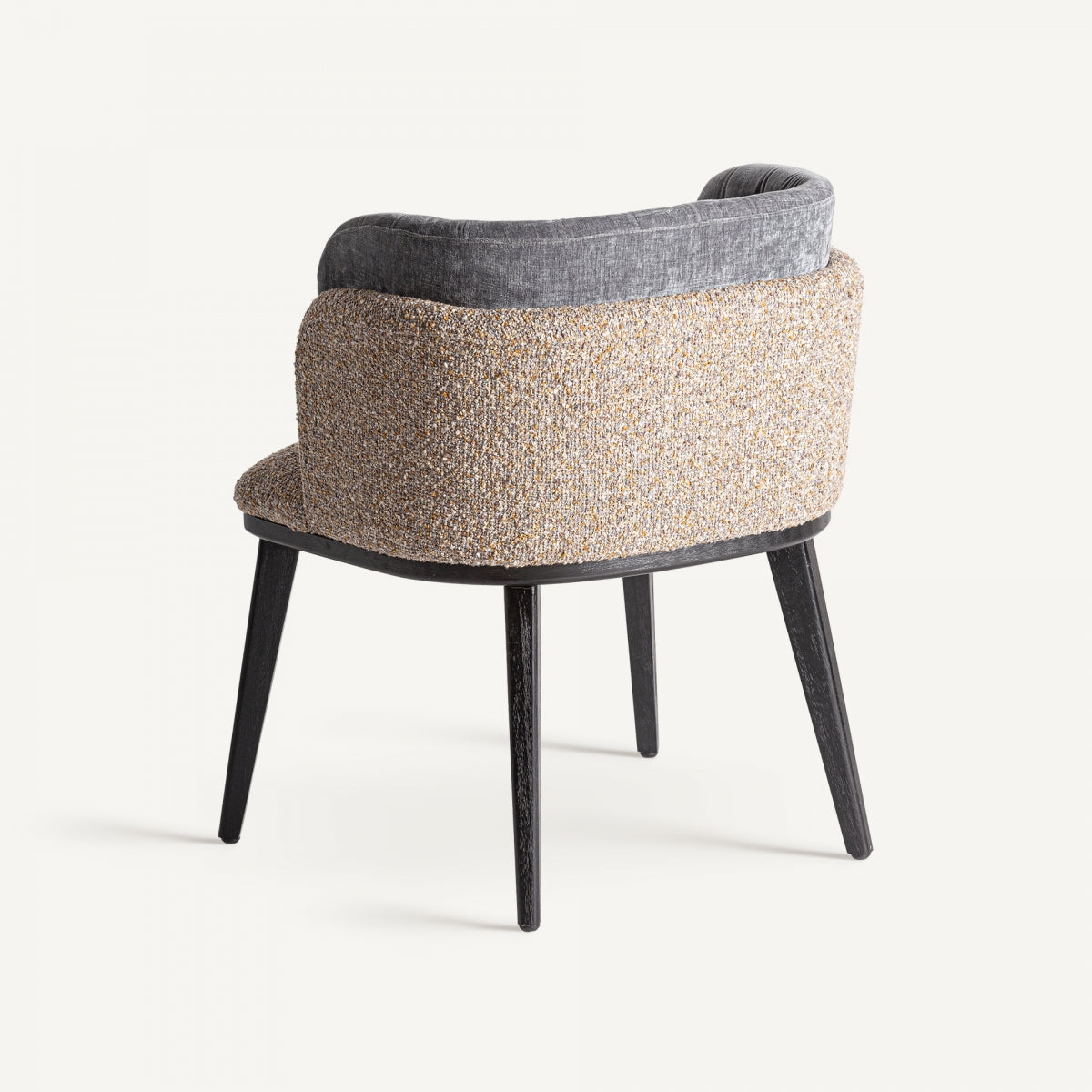 Vista trasera de silla art déco con contraste de texturas y patas negras, ideal para salones sofisticados.