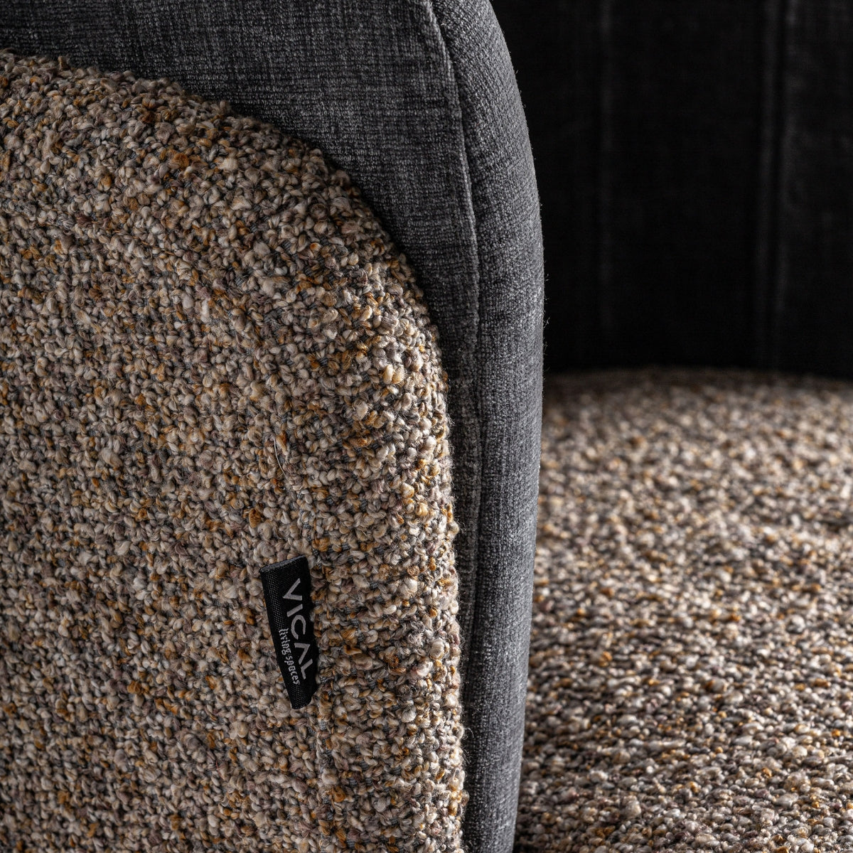 Detalle del tapizado boucle beige con etiqueta de marca Vical, realce textil elegante y artesanal.