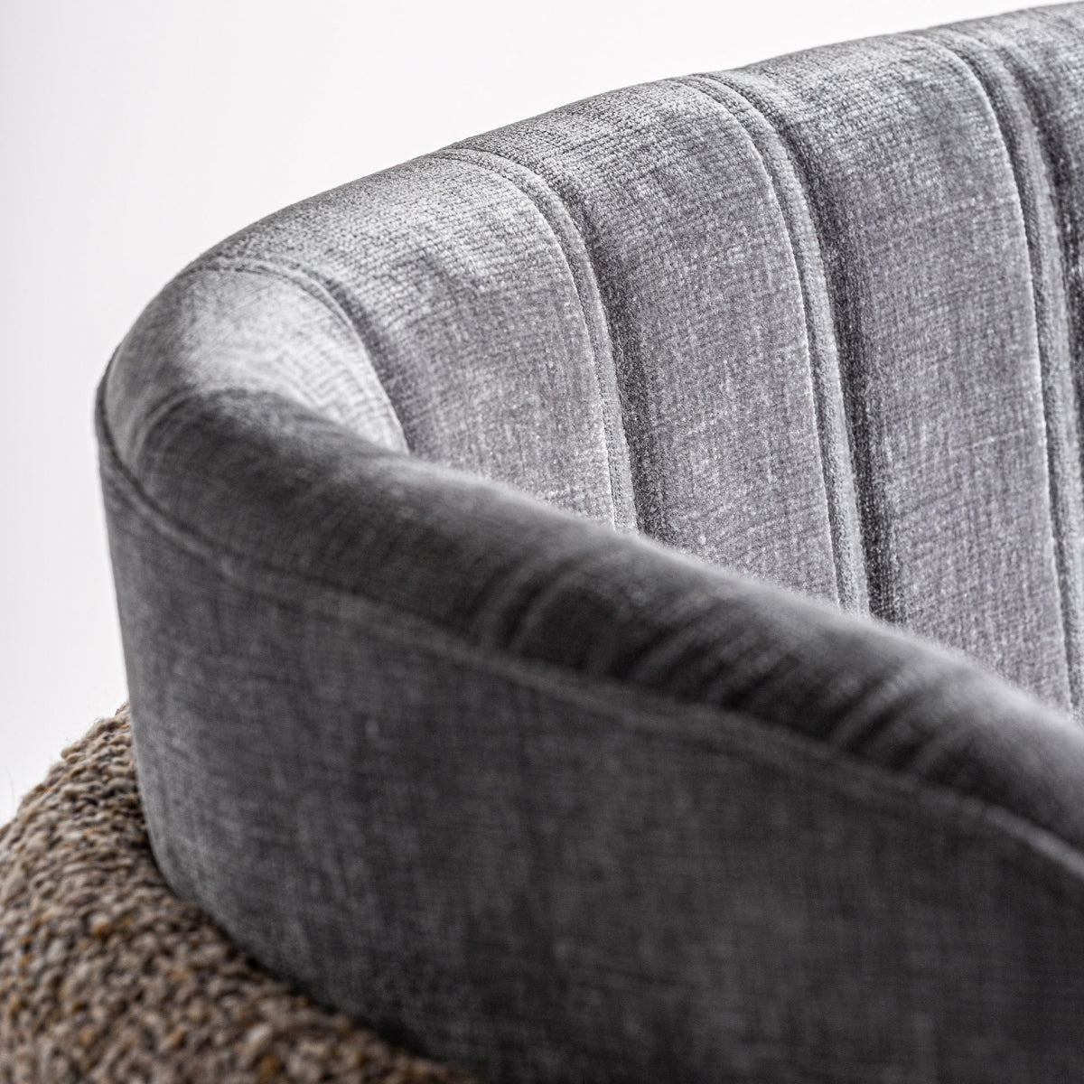 Detalle del respaldo en terciopelo gris con diseño acanalado vertical, estilo clásico renovado.